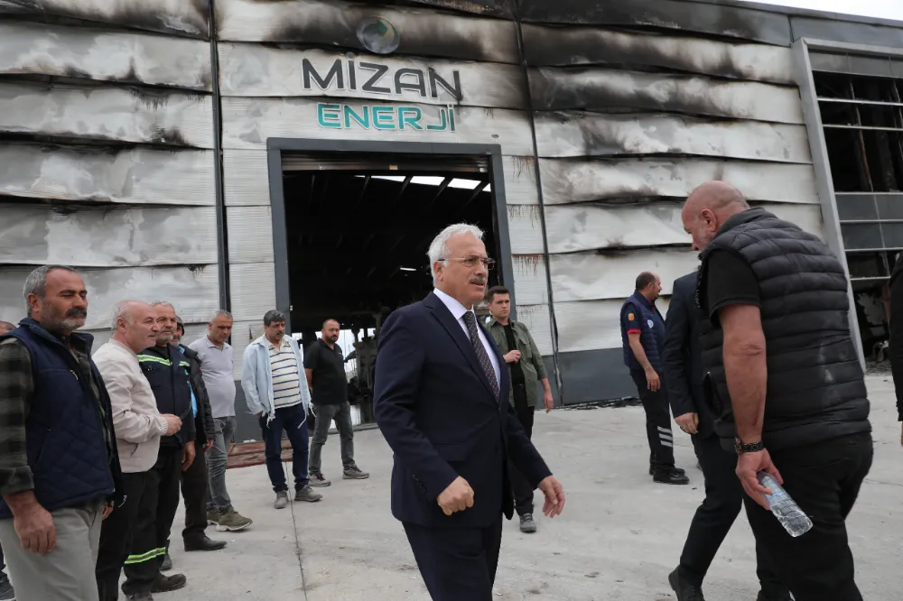Aksaray Valisi Mehmet Ali Kumbuzoğlu yangın çıkan atık yağ geri dönüşüm fabrikasında incelemelerde bulundu