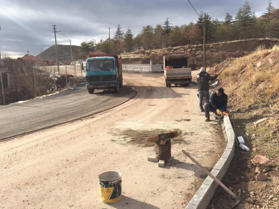 BAYRAM BABA MAHALLESİNDE YOL AÇMA ÇALIŞMALARI SÜRÜYOR