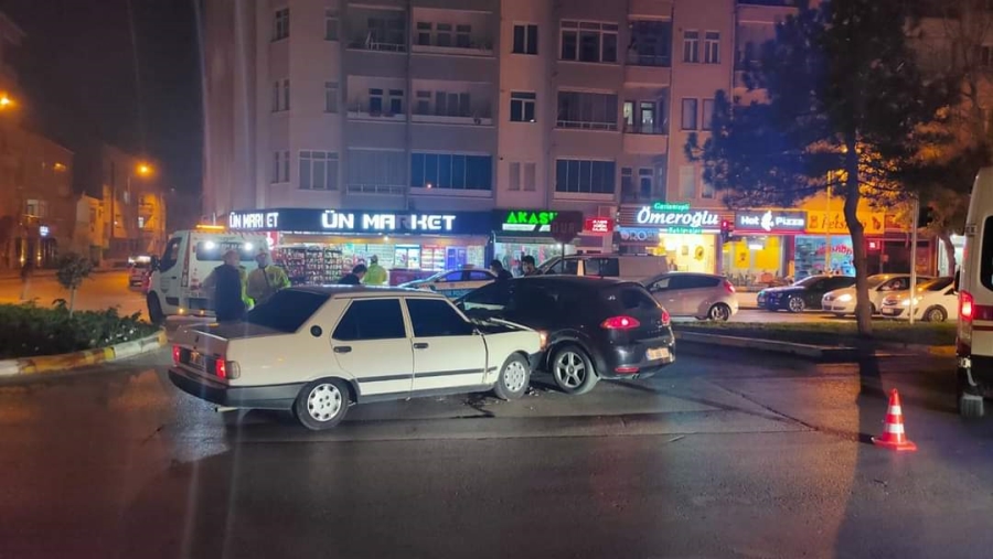 Aksaray’da 2 otomobilin çarpışması sonucu meydana gelen trafik kazasında 2 kişi yaralandı