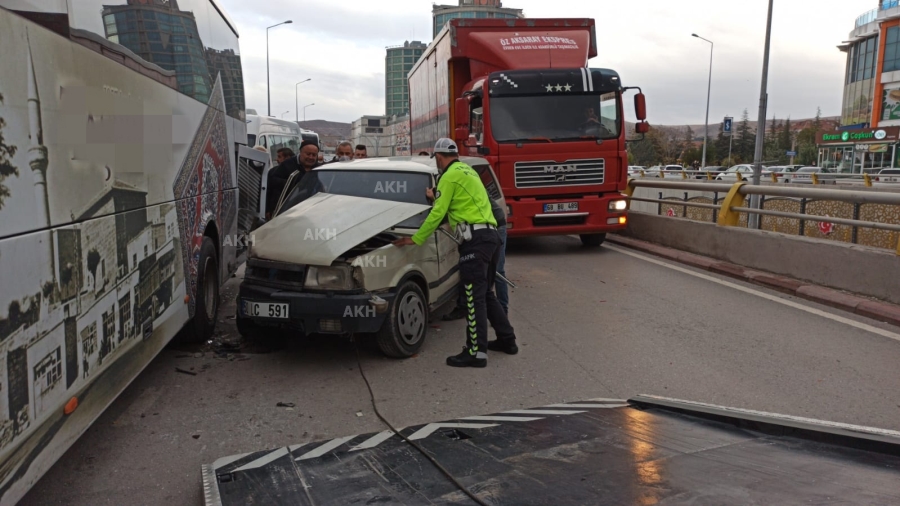 Aksaray'da 3 aracın karıştığı zincirleme kaza