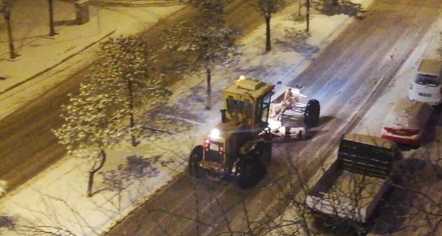 Etkili kar yagışına  belediye ekiplerinden erken müdahale