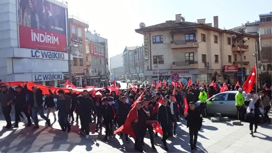 Aksaray’da gençlerin katılımı ile Bahar Kalkanı Harekatı’na katılan Mehmetçiğe destek yürüyüşü düzenlendi.