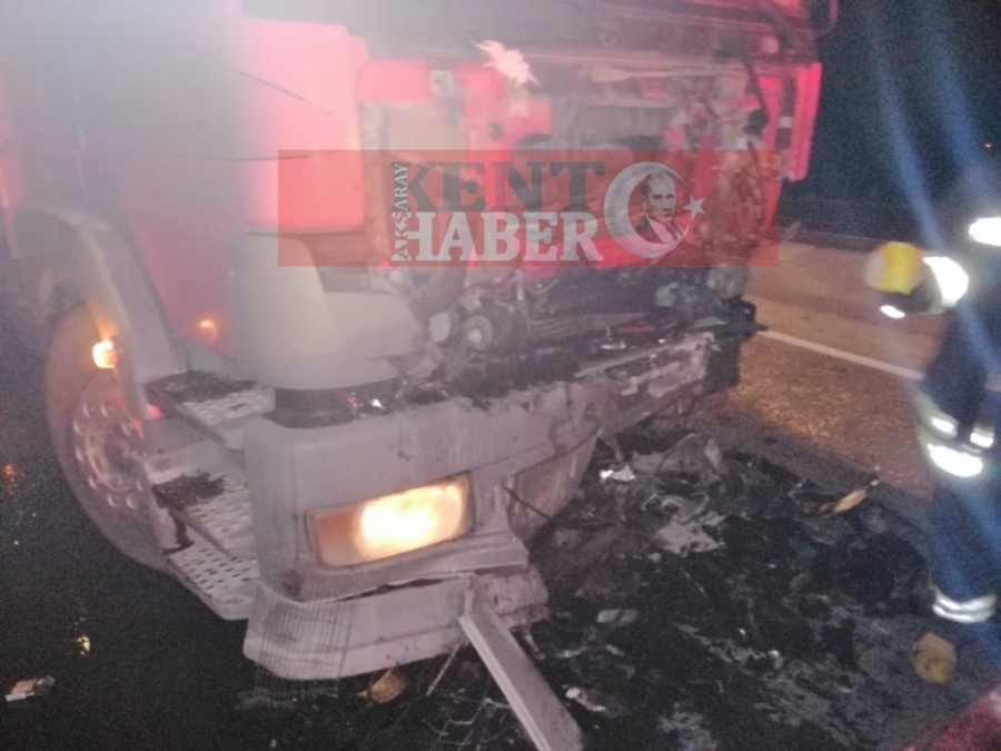 Aksaray'da Otomobil İle Kamyon Kafa Kafaya Çarpıştı