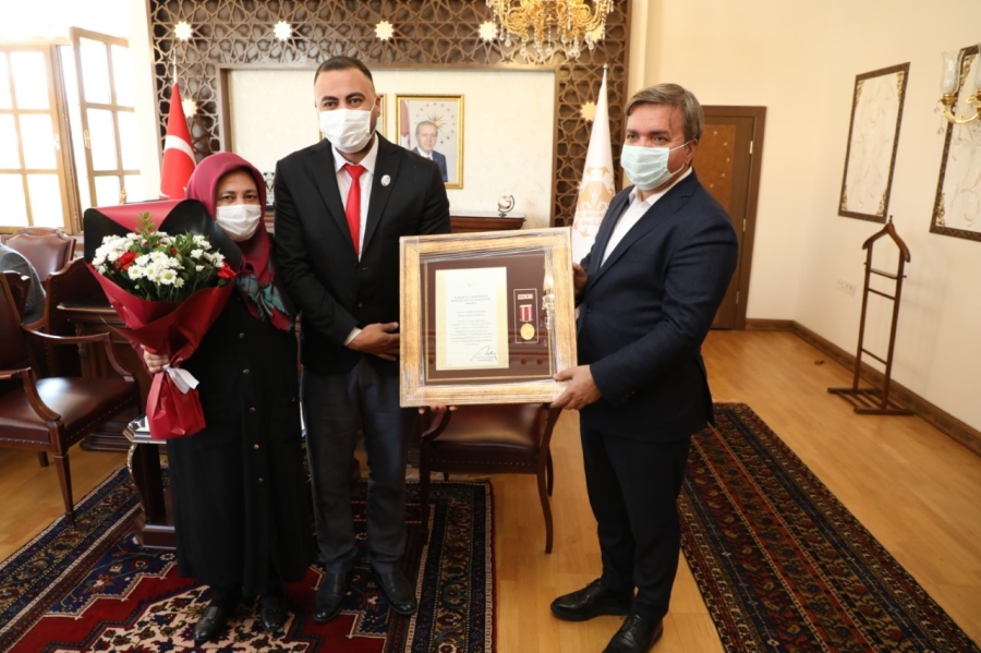 Şehit yakınları ve gazilere Devlet Övünç Madalyası takdim edildi