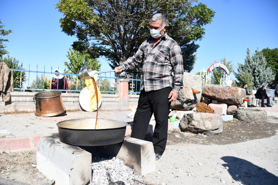 KARKIN KÖYÜ MUHTARI ORHAN KESER; 