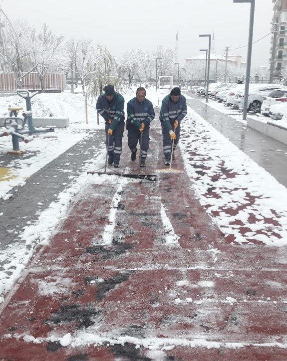 AKSARAY BELEDİYESİ KARLA MÜCADELE EKİPLERİ 7/24 SAHADA