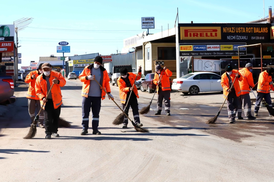 CADDE VE SOKAKLAR DÜZENLİ OLARAK TEMİZLENİYOR