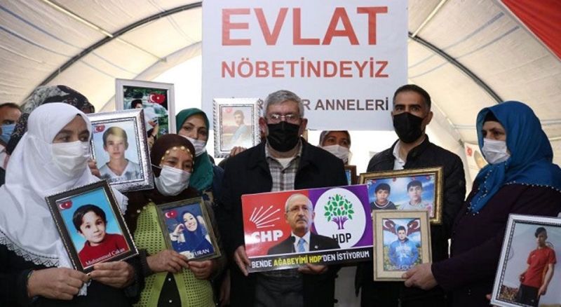 Kılıçdaroğlu’nun kardeşi CHP’ye pankart açtı!
