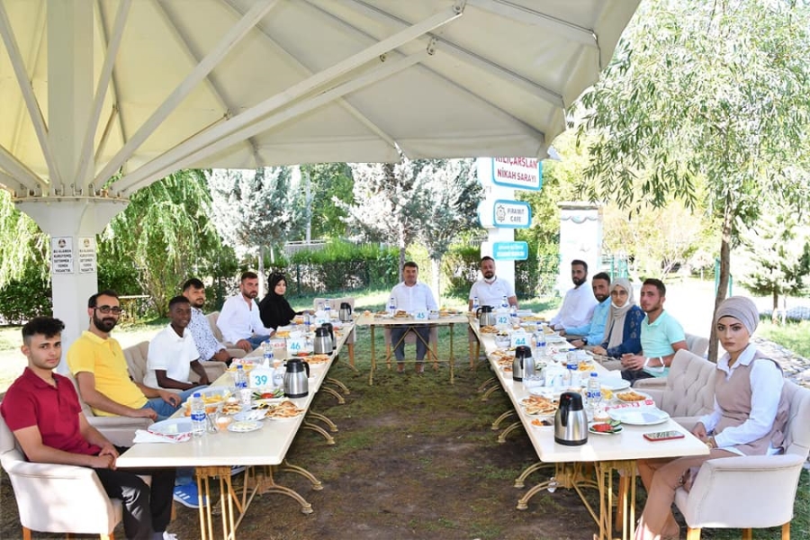 BAŞKAN DİNÇER SOSYAL MEDYA FENOMENLERİ İLE BİR ARAYA GELDİ