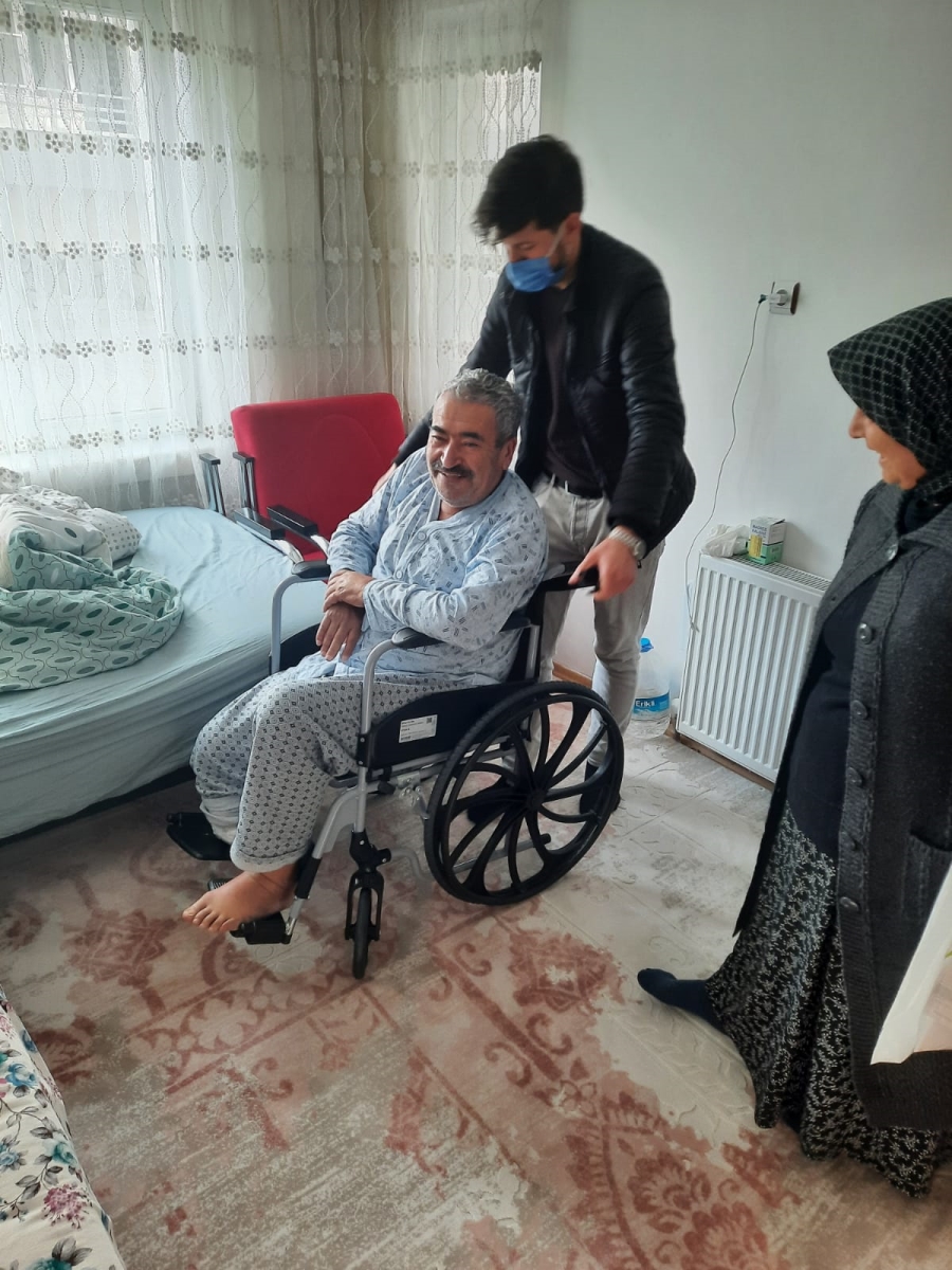 Şeker hastalığından  ayağı kesilen 72  yaşındaki Kadir Yeşilay, tekerlekli sandalyesine kavuştu