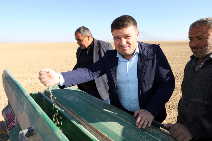 Başkan DR. Dinçer hububat ekimi yapan çiftçileri yalnız bırakmadı 