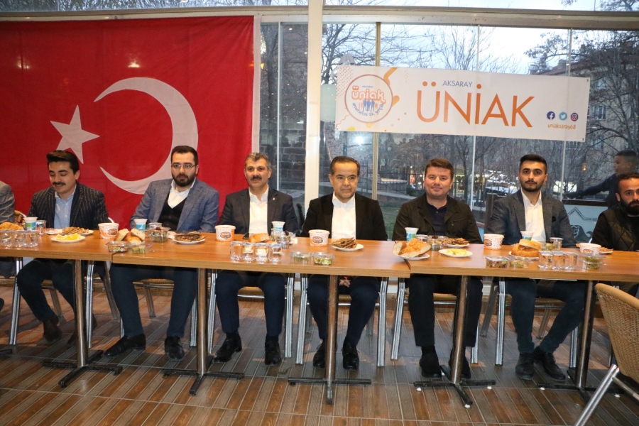 AK Parti Aksaray İl Gençlik Kolları teşkilatı ile Aksaray ÜniAK üyeleri iftar yemeğinde bir araya geldi