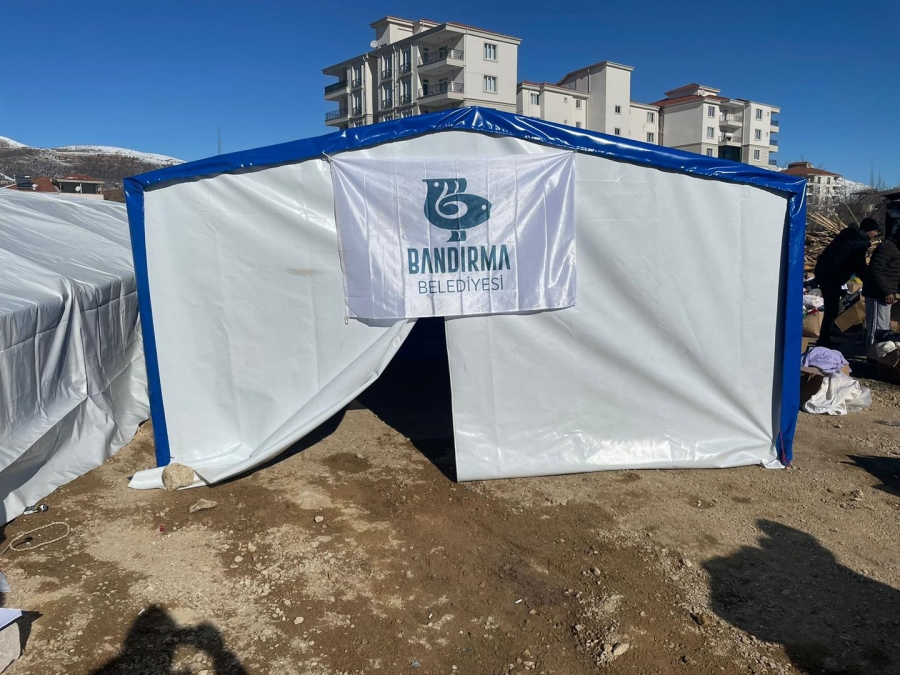 Bandırma Belediyesi, yıkıcı depremlerden sonra Adıyaman’da ortaya çıkan barınma ihtiyacına 150 adet büyük boy çadırla yanıt verdi