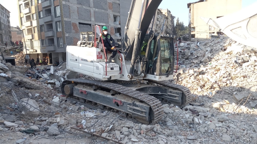 Aksaray Özel İdaresi ekipleri arama kurtarma çalışmaları tamamlanan noktalarda enkaz kaldırma ve hasarlı binaların yıkım çalışmalarına başladı