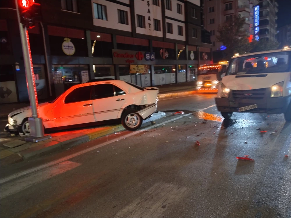 Aksaray’da Turgut Özal Bulvarı’nda Trafik Kazası 1 Yaralı