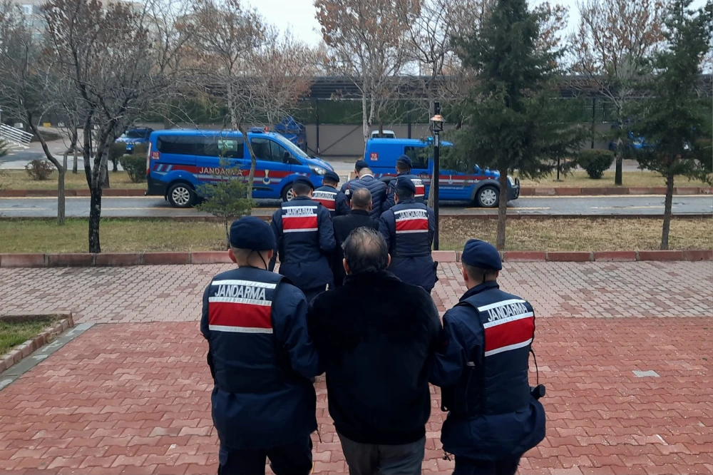 Aksaray’da Silah Ticareti Operasyonu: Sahte Polis Yakalandı