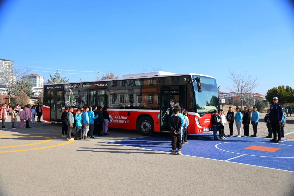 AKSARAY BELEDİYESİ’NDEN ÖĞRENCİLERE TOPLU TAŞIMA ARACINDA UYGULAMALI DERS