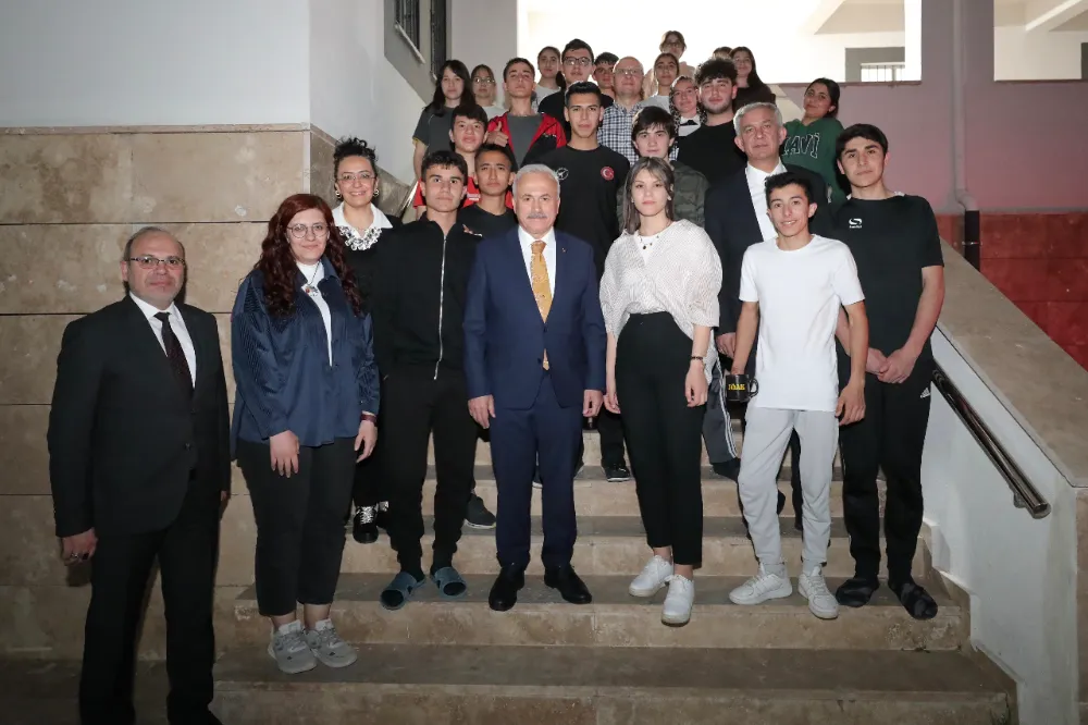 Vali Mehmet Ali Kumbuzoğlu lise öğrencileri ile buluştu