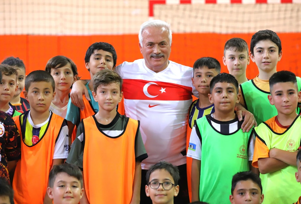 Aksaray Valisi Mehmet Ali Kumbuzoğlu Genç Sporcularla Sahaya İndi