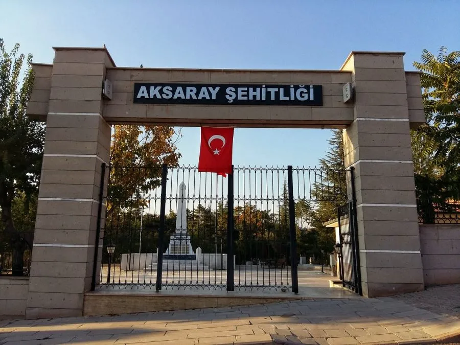 Şehitlik Çevresinde Alkol Kullanımı Tepki Çekiyor