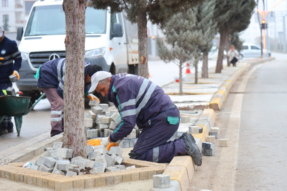 BAŞTAN AŞAĞI YENİLENEN ACEM BULVARI DEKORATİF TAŞLARLA GÜZELLEŞİYOR