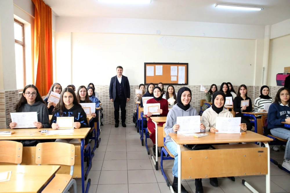 BELEDİYE BAŞKANI DR. EVREN DİNÇER’DEN ÖĞRENCİLERE YARIYIL MESAJI