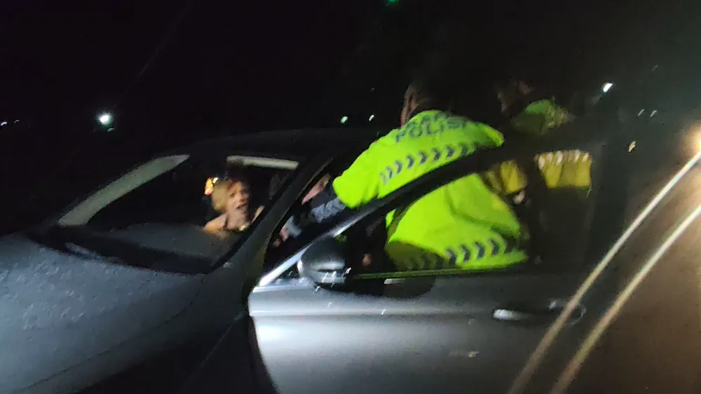 Babam Hakim’, ‘Valiyi Arayacağım’ Deyip Polisi Tehdit Ettiler: 2 Kişi Tutuklandı