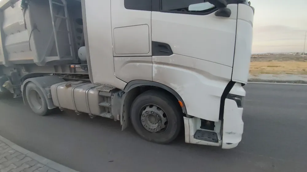 Aksaray’da Tır ile Motosiklet Çarpıştı: Sürücü Yaralandı