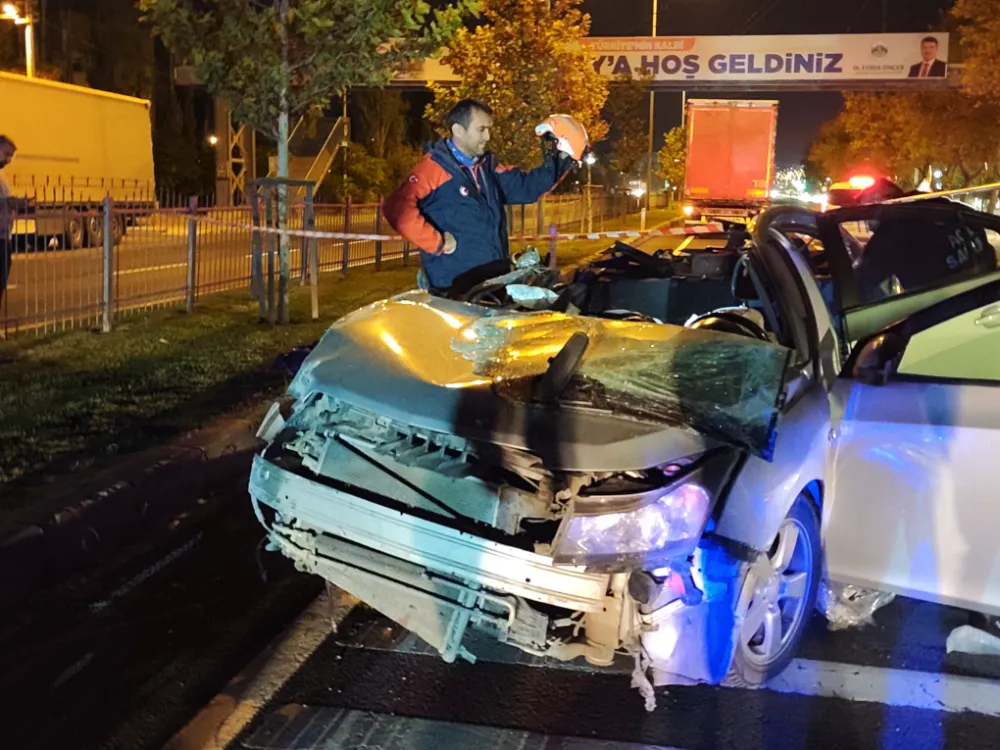 Aksaray’da Tır Dorsesine Çarpan Otomobilde 1 Ölü, 1 Ağır Yaralı