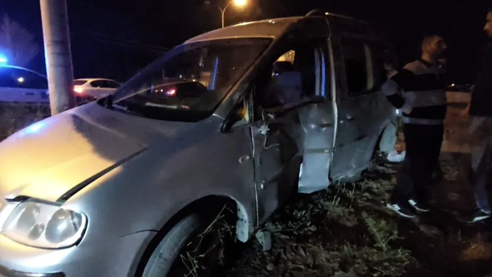 Aksaray’da Hafif Ticari Kamyonet Tabelaya Çarpıp Araziye Uçtu 2 Yaralı