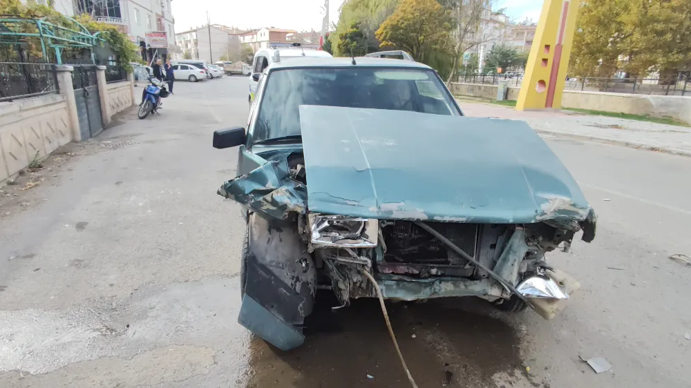 Aksaray’da Kaldırıma Çarpan Otomobil Ev Duvarına Vurdu: 1 Yaralı