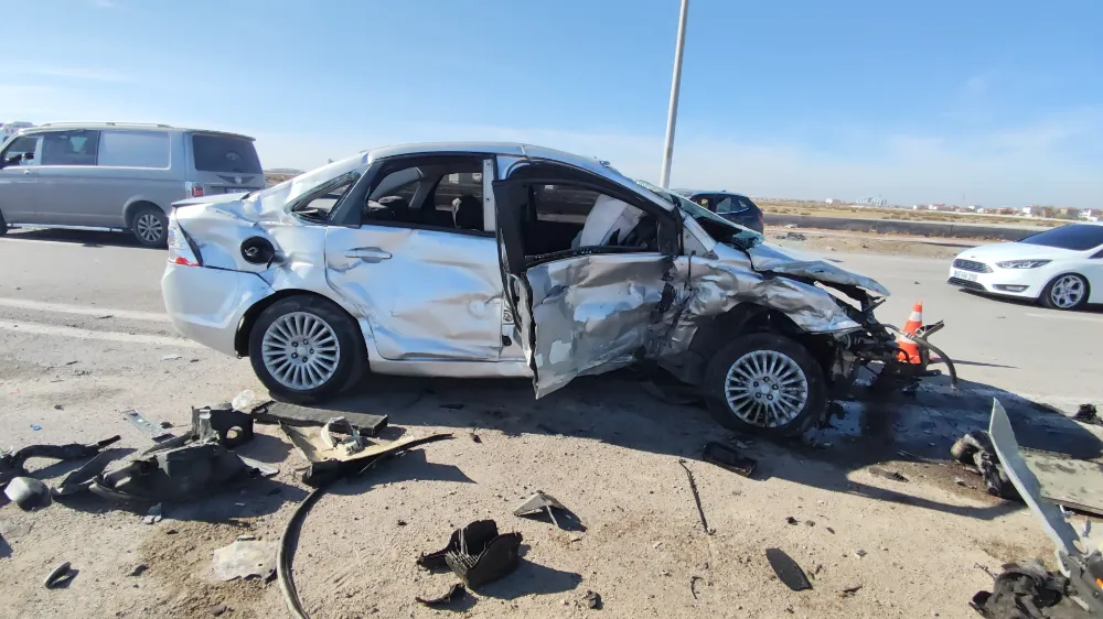 Aksaray’da İki Otomobil Çarpıştı: 2 Yaralı