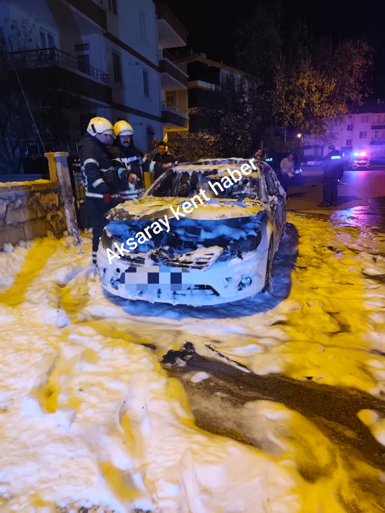 Aksaray’da Park Halindeki Otomobil Alev Alev Yandı