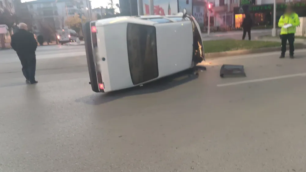 Kontrolden Çıkan Otomobil MOBESE Direğine Çarptı, Yan Devrildi: 1 Yaralı