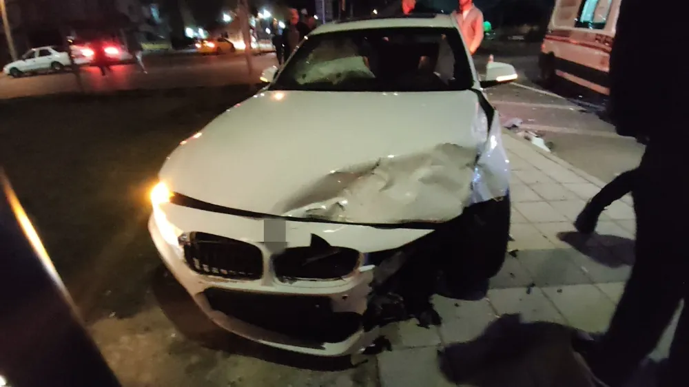 Aksaray’da Kavşakta Feci Kaza: İki Otomobil Çarpıştı, 2 Yaralı