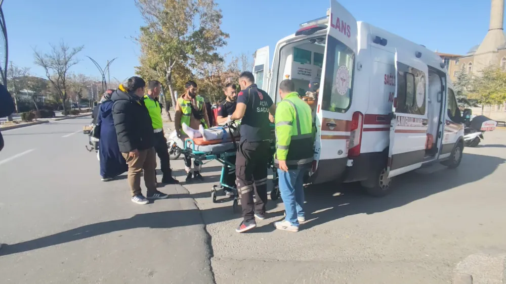 Genç Motosiklet Sürücüsü Direksiyon Hakimiyetini Kaybederek Yola Savruldu