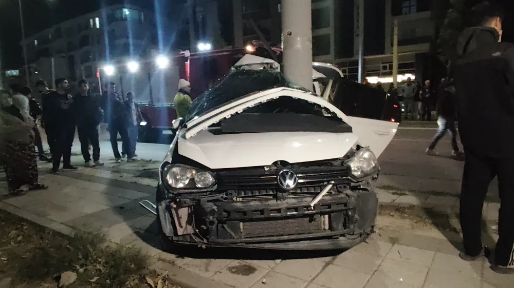 Aksaray’da Feci Kaza: Direğe Çarpan Otomobilde 2 Yaralı