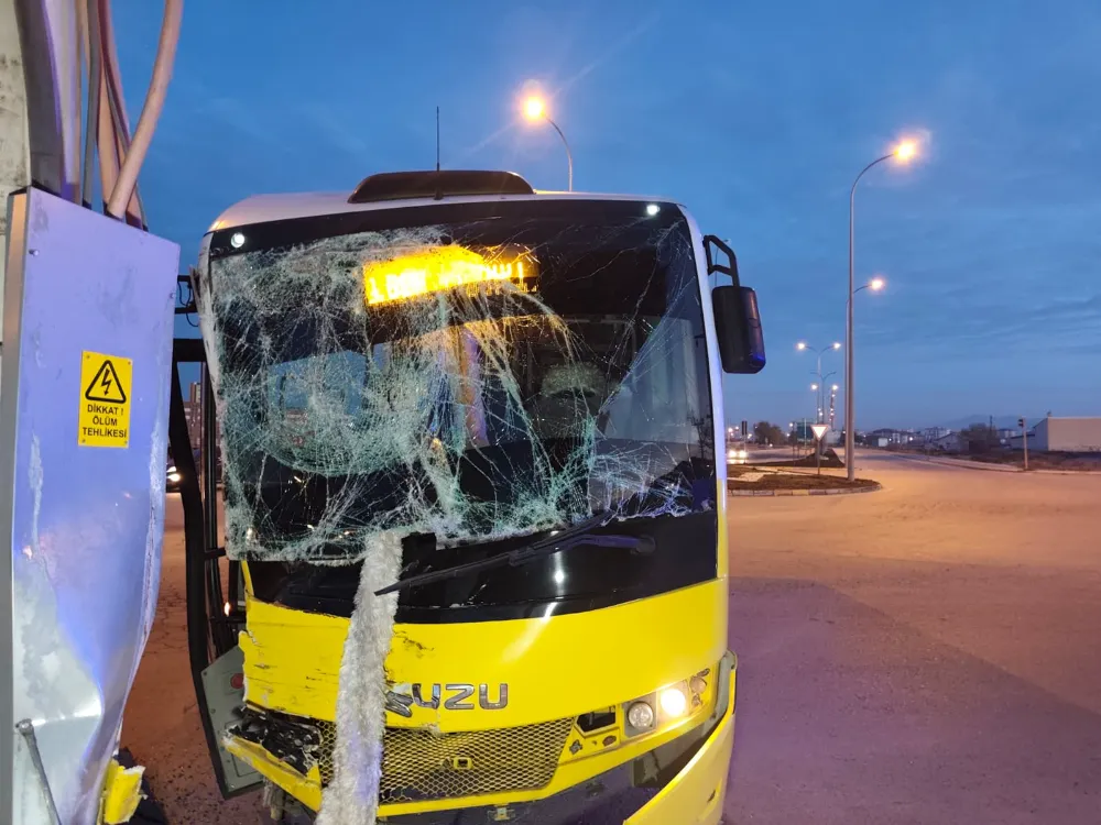 Aksaray’da Tır ile Halk Otobüsü Çarpıştı: 2 Yaralı