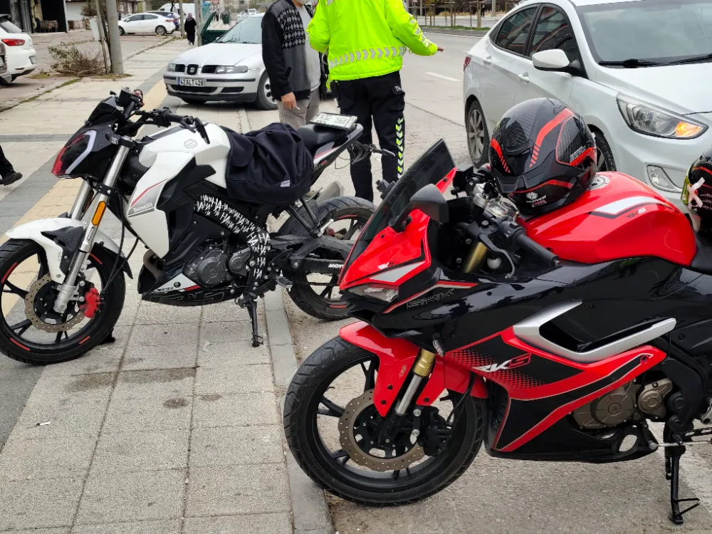 Alparslan Türkeş Bulvarı’nda Motosiklet Kazası: 2 Genç Yaralandı