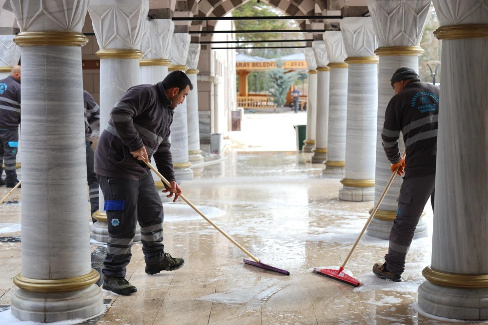 AKSARAY’DA CAMİLER, KÜLLİYELER VE CADDELER GÜL KOKUSUNA BÜRÜNDÜ