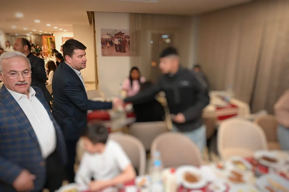 BAŞKAN DİNÇER, VALİ KUMBUZOĞLU İLE BİRLİKTE SEVGİ EVLERİNDE KALAN ÇOCUKLARIN İFTAR  SOFRASINA KONUK OLDU