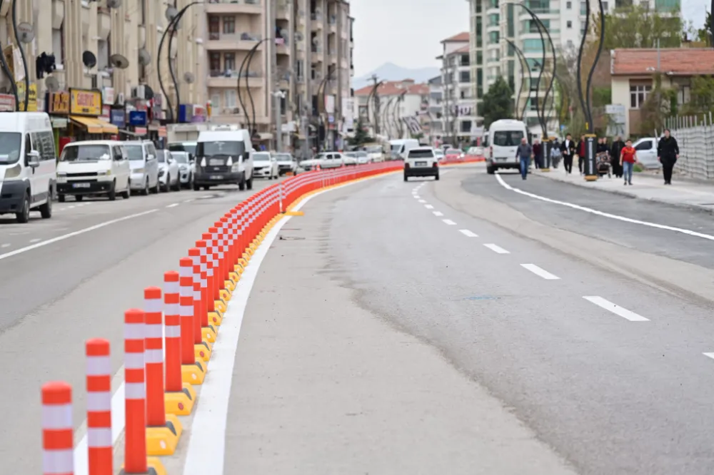 AKSARAY BELEDİYESİ TRAFİK AKIŞINI RAHATLATMAK İÇİN KAVŞAKLARDA VE YOLLARDA  MODERN DÜZENLEMELER YAPIYOR