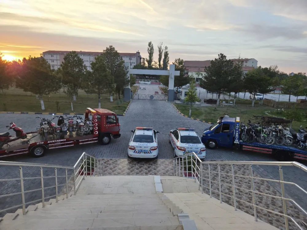 Aksaray Jandarmasından Motosiklet Sürücülerine Sıkı Denetim: 220 Bin TL Ceza, 16 Motosiklet Trafikten Men Edildi