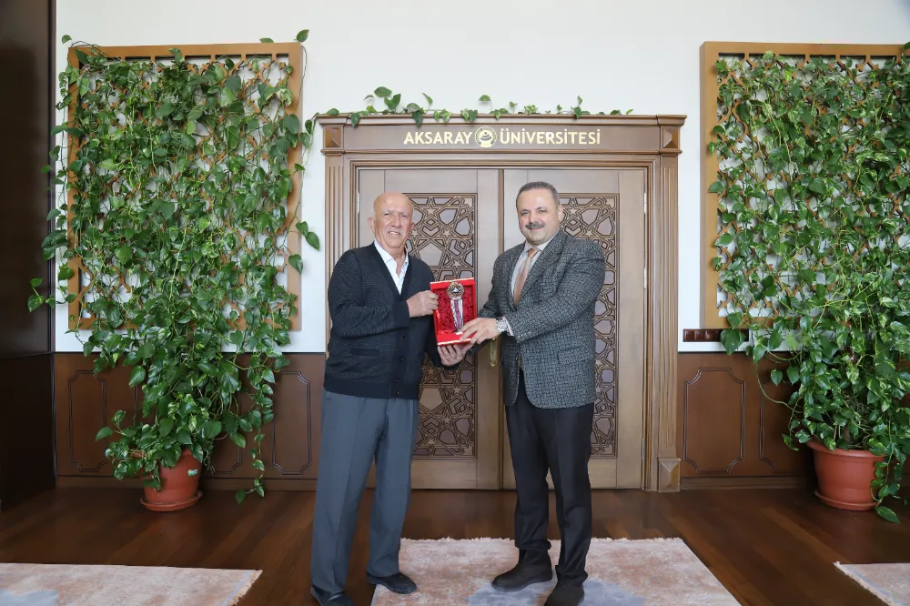 Rektör Arıbaş’tan hayırsever Mimar Aksoy’a teşekkür plaketi