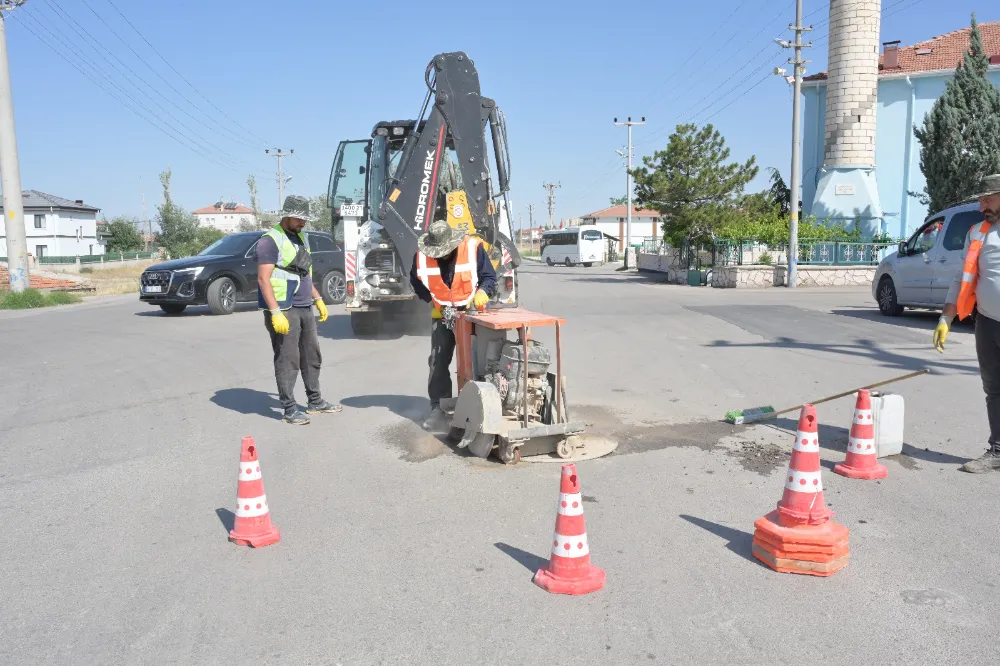 AKSARAY BELEDİYESİ RÖGAR KAPAKLARINI KOT FARKI İLE UYUMLU HALE GETİRİYOR