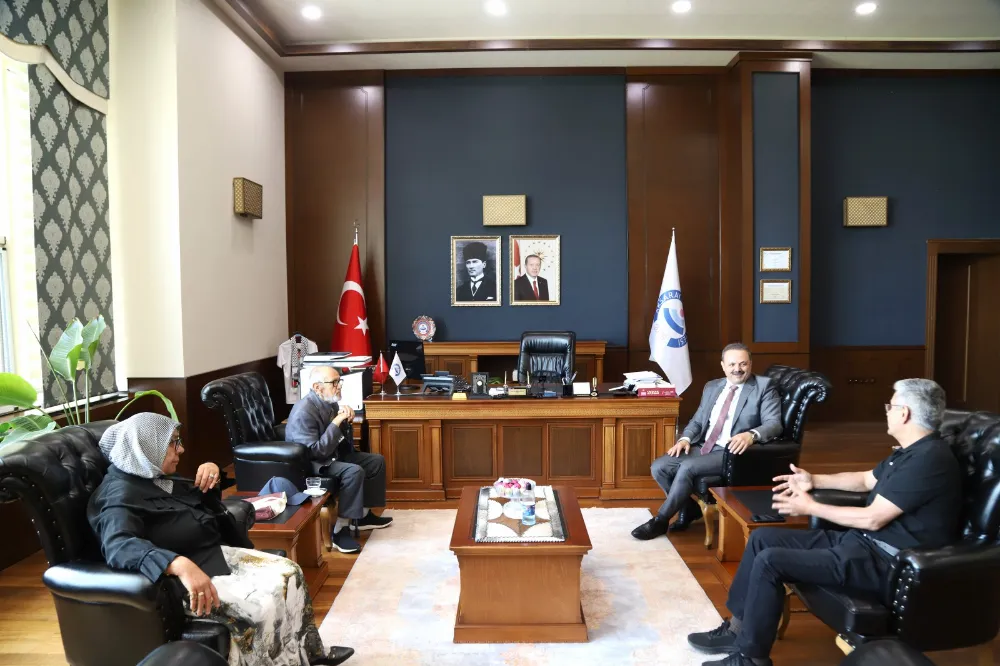 Rektör Arıbaş’tan hayırsever iş insanı Yalçın Kulak’a teşekkür plaketi