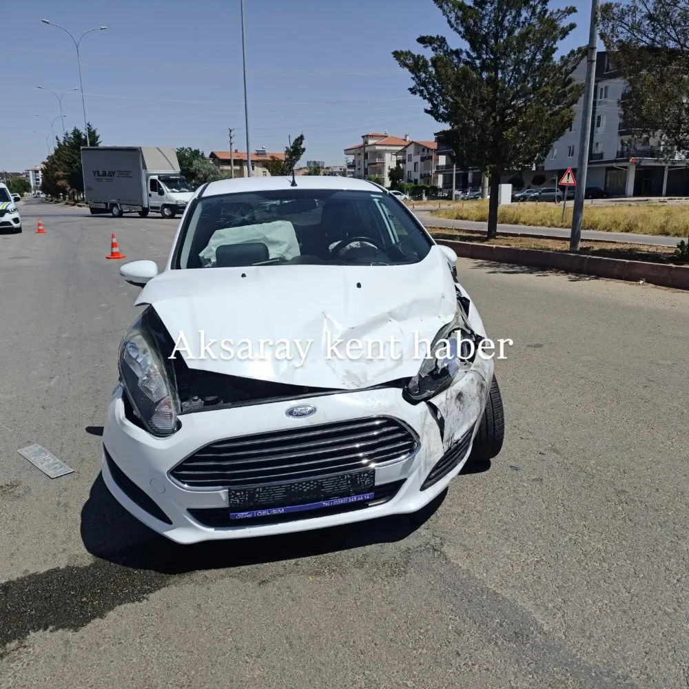 Aksaray’da Kamyonet ile Otomobil Çarpıştı: 2 Yaralı
