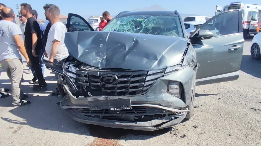 Aksaray’da Kavşakta Feci Kaza: 2 Yaralı