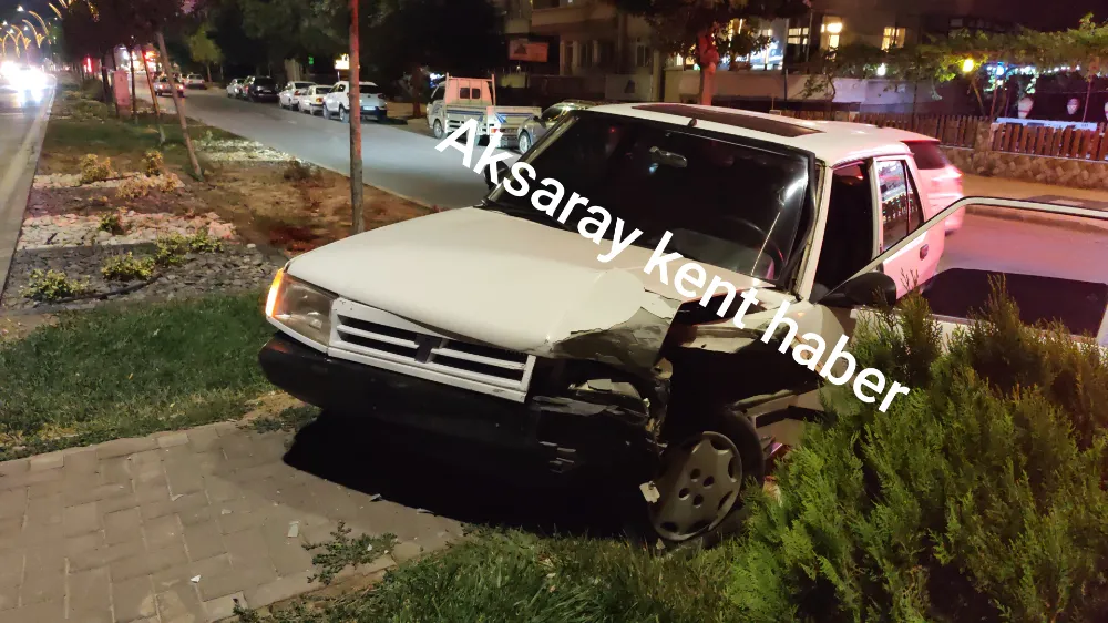 Atatürk Bulvarı’nda Kaza: Araç Orta Refüje Çıktı
