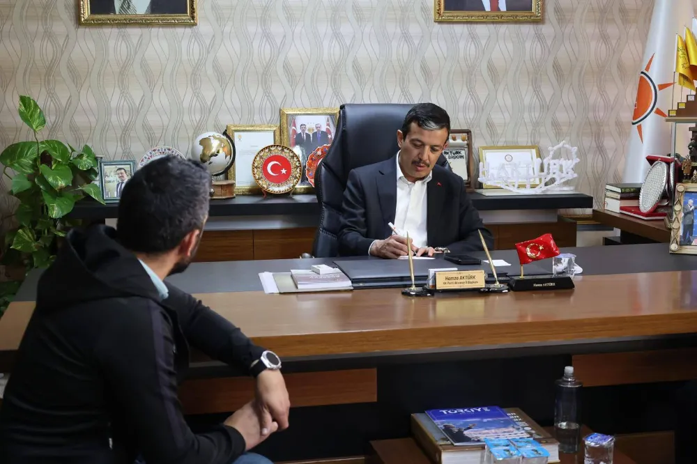 İL BAŞKANI PARTİ BİNASINDA, MİLLETVEKİLLERİ SAHADA HALKLA BİR ARAYA GELDİ
